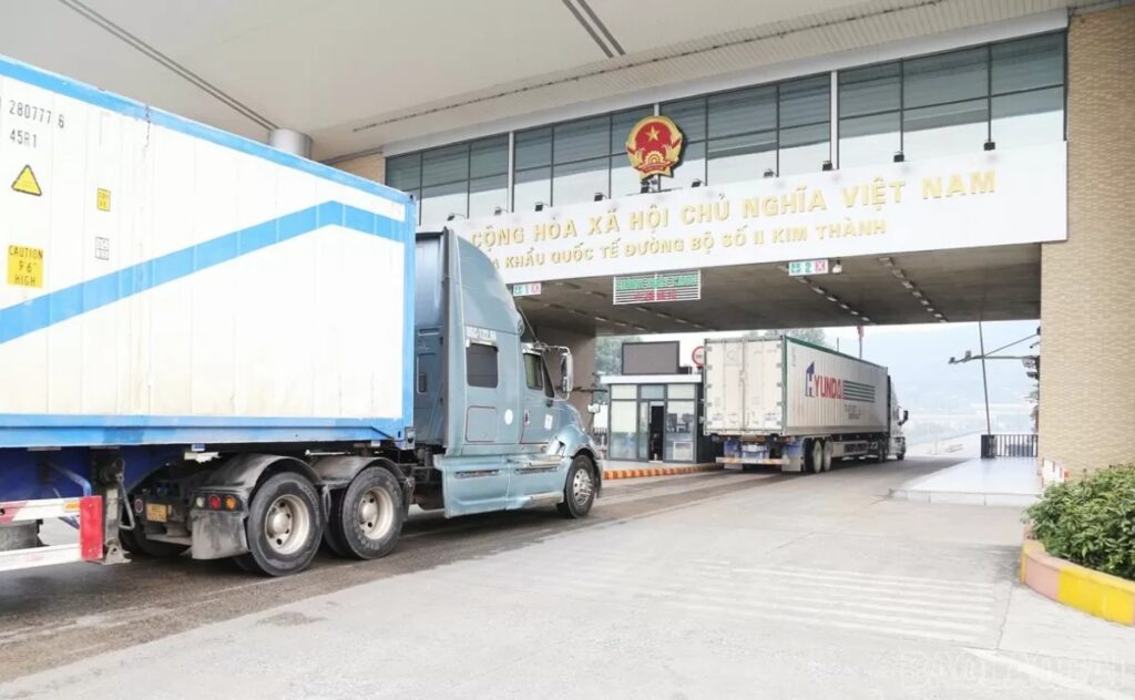 Hoạt động xuất - nhập khẩu hàng hóa tại Cửa khẩu quốc tế đường bộ số II Kim Thành ngày đầu năm 2025 thuận lợi