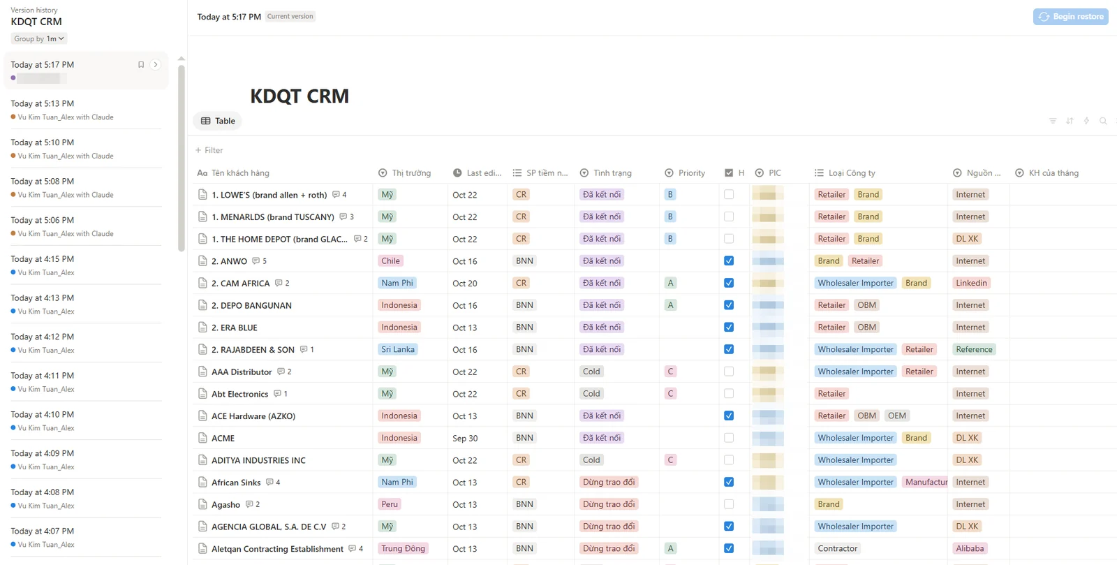 Danh sách khách hàng trong Notion CRM cho sales xuất khẩu, kèm lịch sử phiên bản ghi lại mọi thay đổi